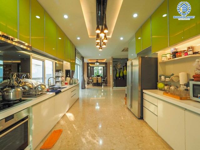 *****บ้านเดี่ยวมือสองย่านกรุงเทพฯ ม.เอ็นริช พาร์ค กาญจนาภิเษก หลังมุม เนื้อที่กว้างเกือบ 263 ตร.ว. ฟังก์ชัน 3 ห้องนอน 4 ห้องน้ำ ที่จอดรถ 4 คัน บ้านหลังใหญ่ ตกแต่งพร้อมอยู่ พื้นที่รอบบ้านกว้างขวาง โครงการอยู่ติดถนนกาญจนาภิเษก เดินทางสะดวกด้วยรถไฟฟฟ้าสายสีน้ำเงิน "สถานีหลักสอง" จองเลย!